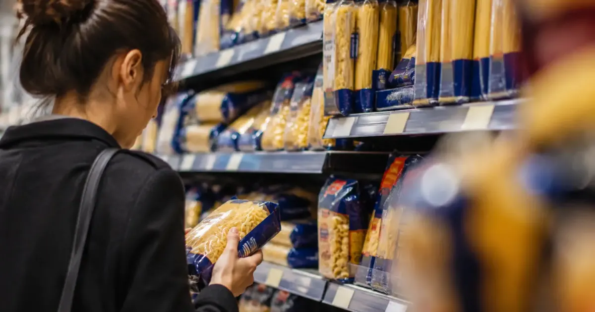 Sachets de pates alignes sur une etagere de supermarche