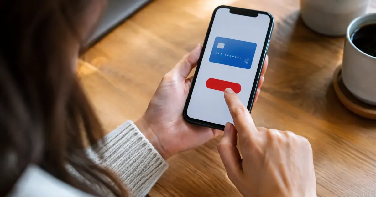 Smartphone a plat affichant un bouton rouge de paiement