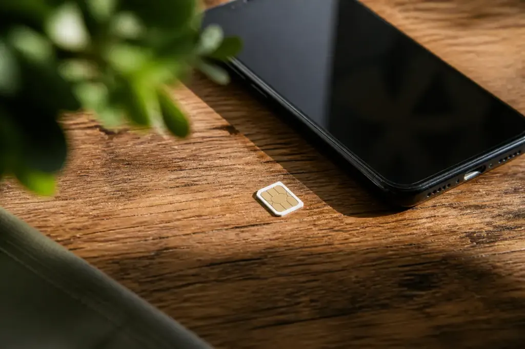 Smartphone pose sur une table avec carte SIM