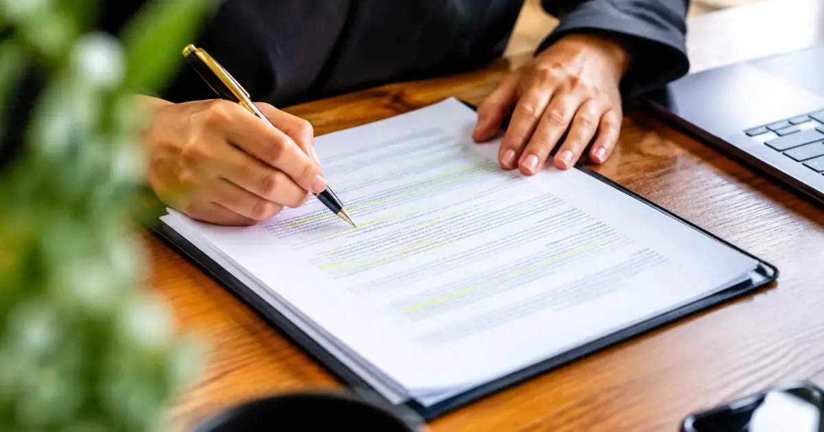 Stylo pose sur un contrat ouvert, frais surlignes