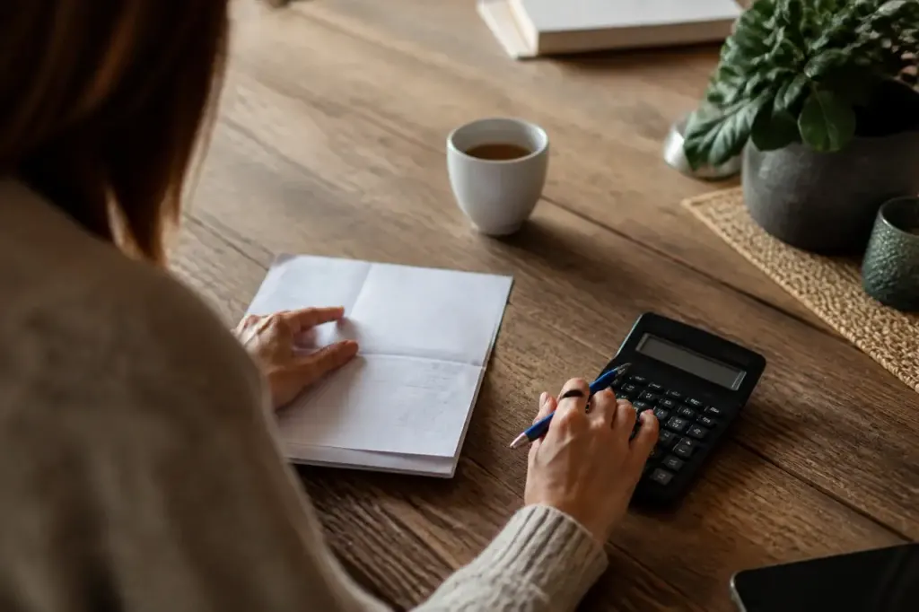 Table avec facture electricite, calculatrice et stylo